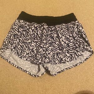 Lululemon Tracker Short Low Rise Size 6 Black/white
